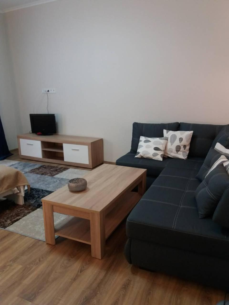 Skelnaia Apartment ลวีฟ ภายนอก รูปภาพ