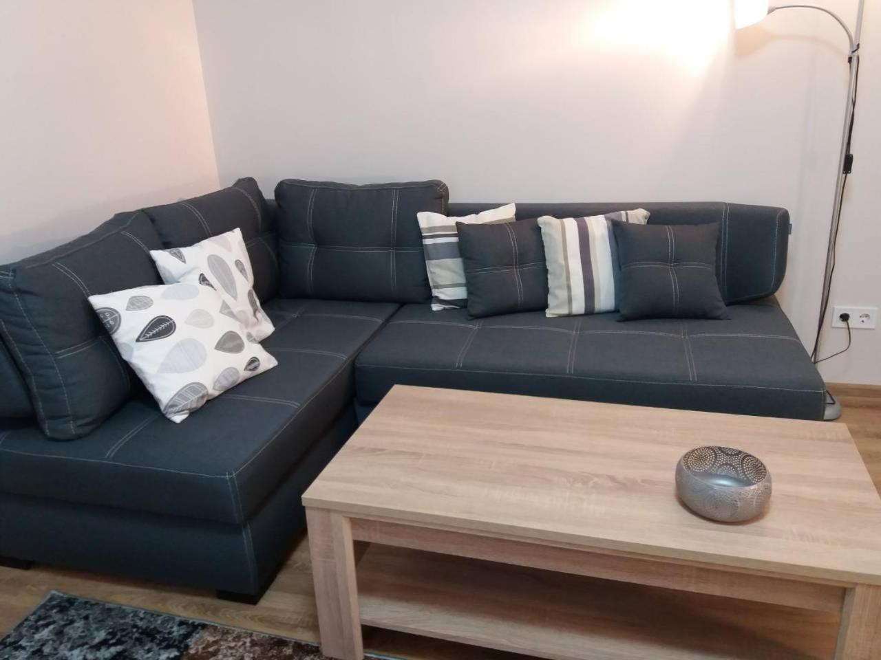 Skelnaia Apartment ลวีฟ ภายนอก รูปภาพ
